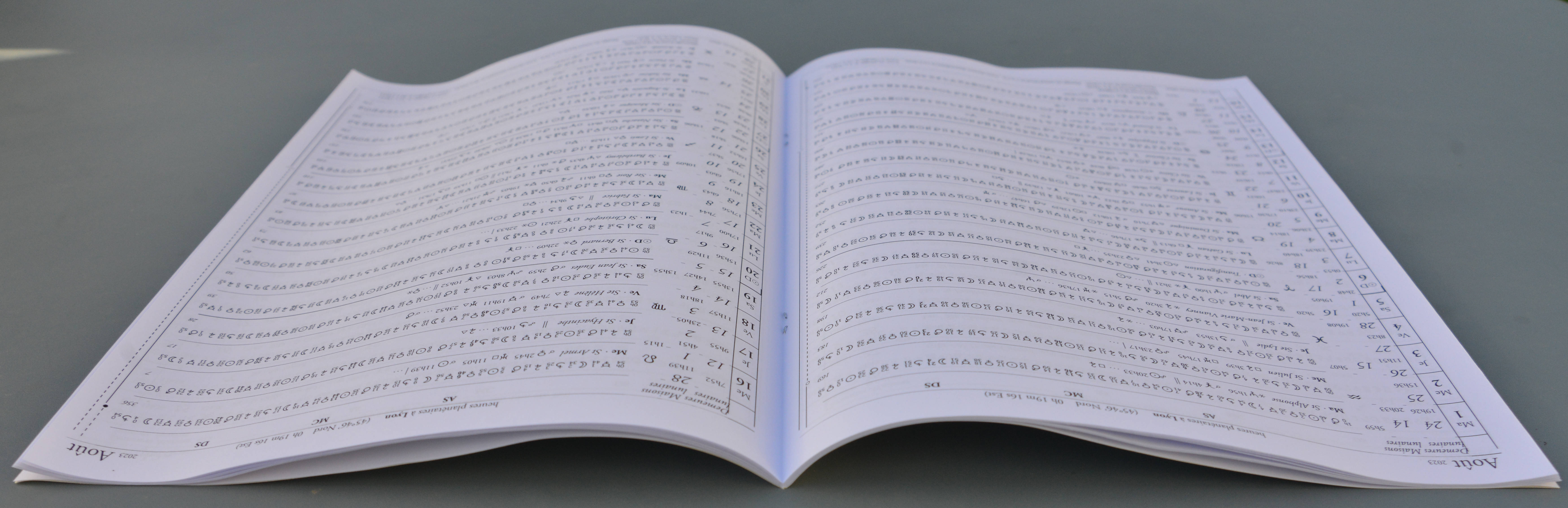 pages intérieures du calendrier avec astrologie lunaire, heures planétaires, transits sur thème natal